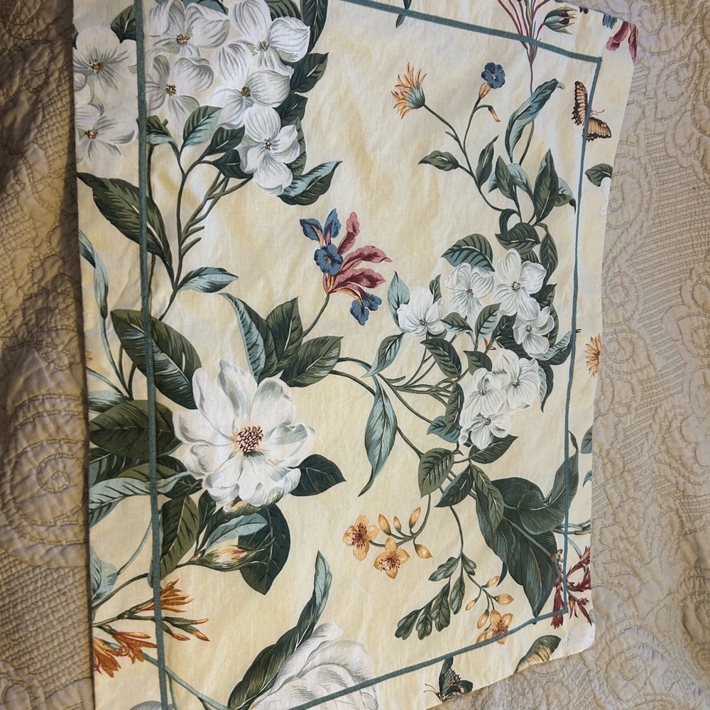 Williamsburg Garden Standard Shams Pair.